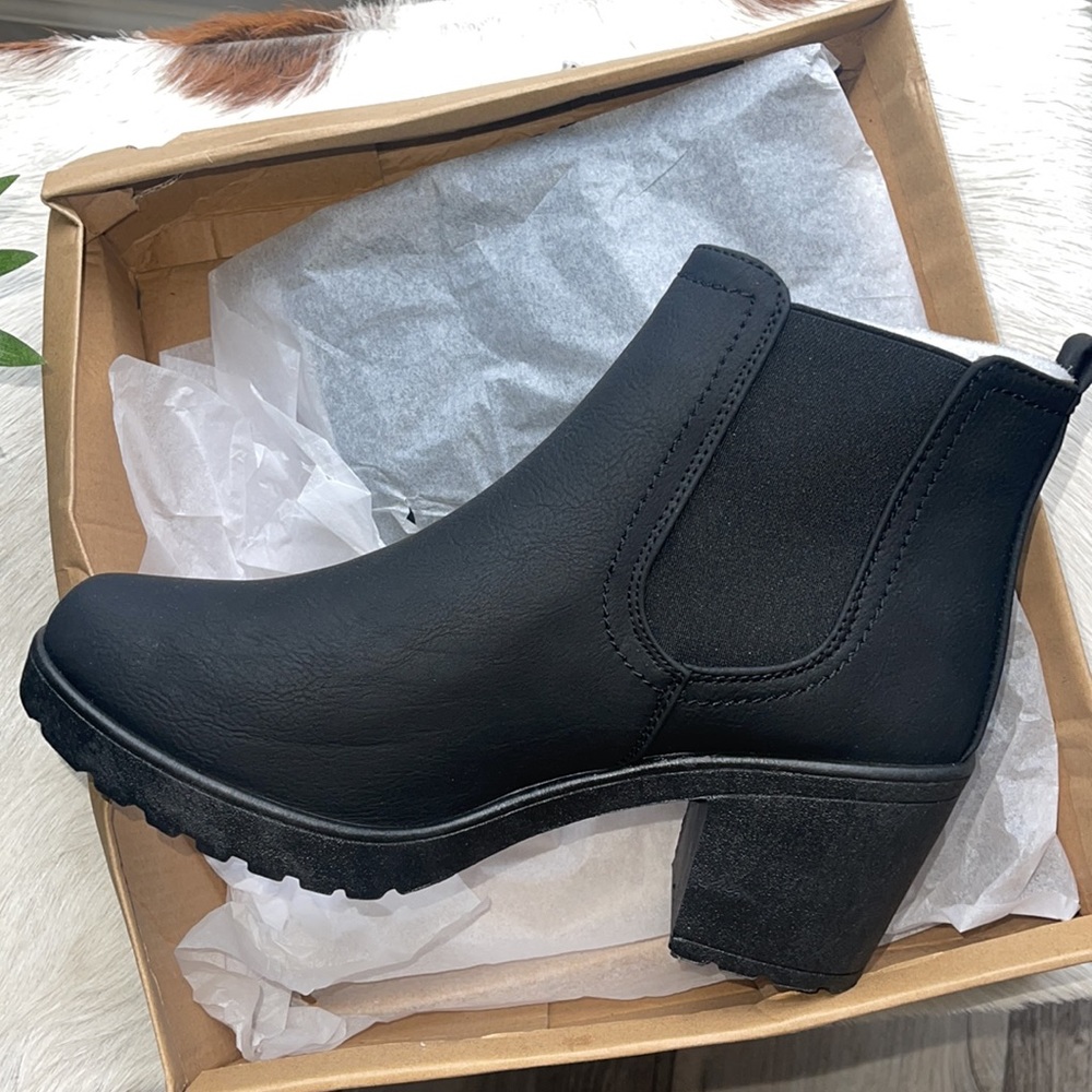 Black chunky Chelsea Boot